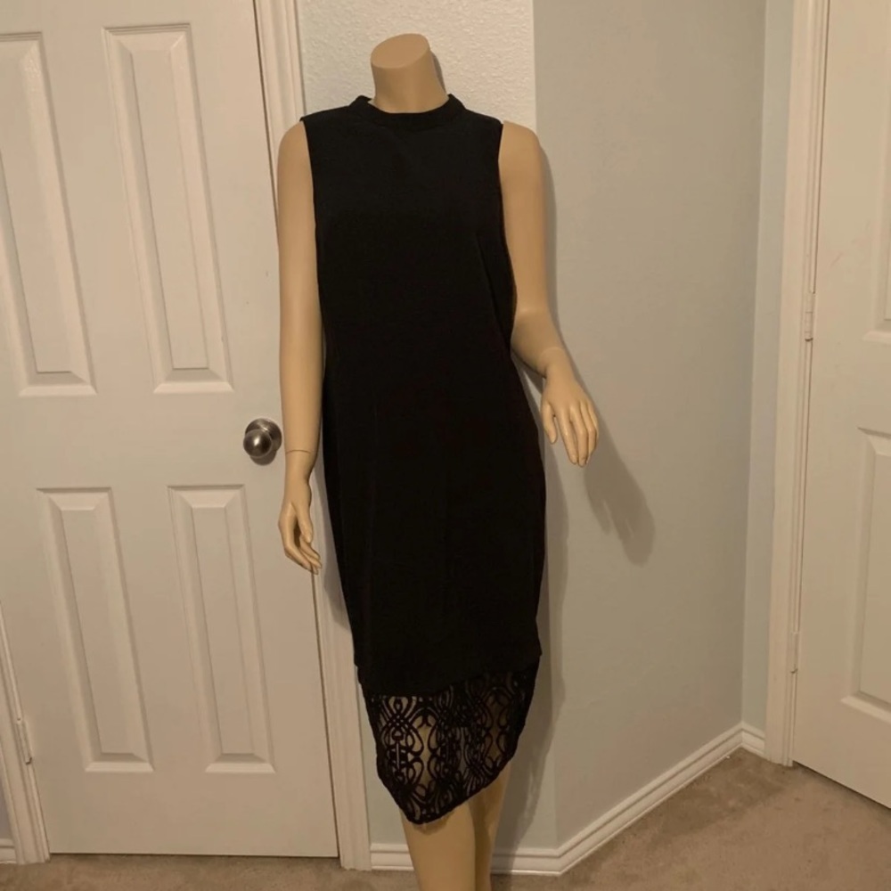 Sleevless black dress